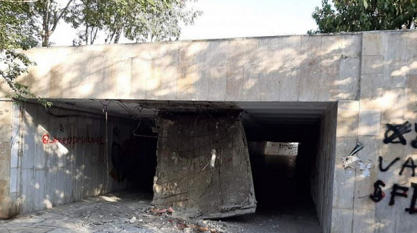 За втори път пада тавана на подлез във Варна, по чудо няма пострадали