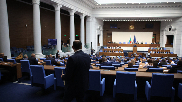 Парламентът: Конституцията мина, идва ред на ветото на Радев за Украйна /на живо/
