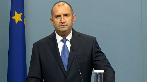 Президентът: Управляващите системно манипулират българското общество