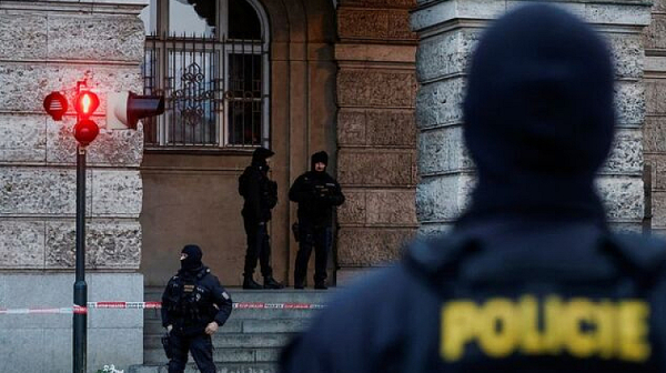 Полицията потвърди: Извършителят на нападението в сграда на Карловия университет в Прага се е самоубил