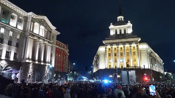 След протеста: Как осъмна площадът днес?