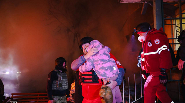 На 14 часа път от София: 25 загинали при руски удари в Тернопил, сред тях и деца