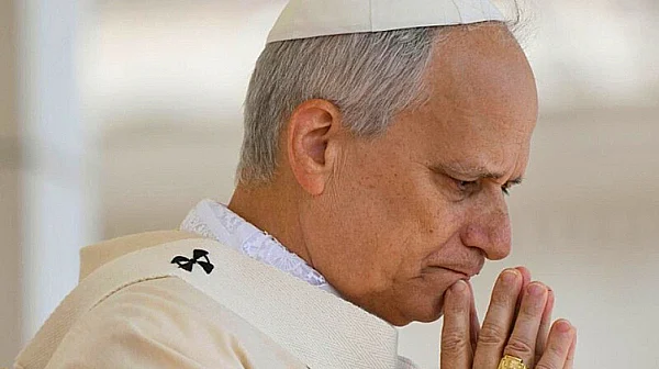 Божествено, но без ботове: Папата забрани ChatGPT в проповедите, но го пусна в преводите