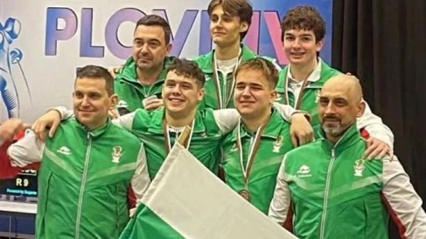 Българският отбор на сабя с първи медал от Световна купа за младежи