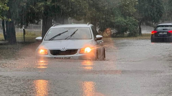 Силният дъжд направи улиците в Пловдив и Казанлък реки