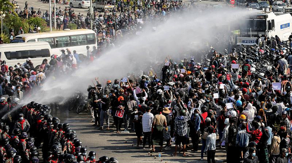 Гореща точка: Мианмар. Изстрели във въздуха и водни оръдия срещу протестиращите