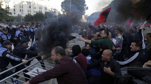 Протести в Тирана срещу извънредните мерки, има арестувани