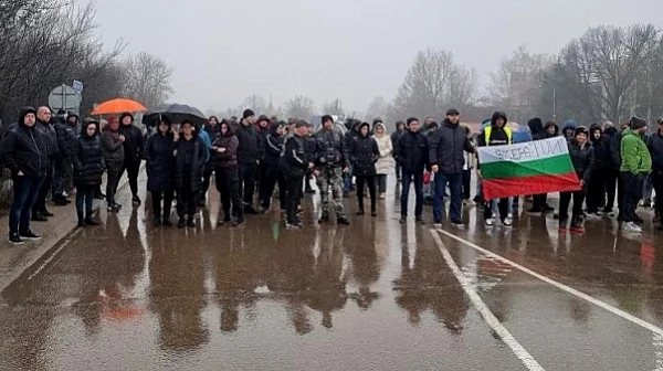 Протест в Монтана: Блокираха Е-79 заради лоши пътища и липса на наказания