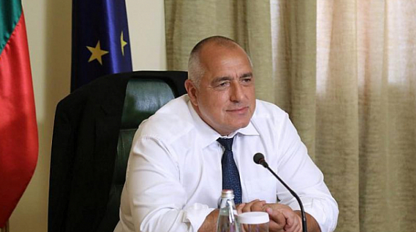 Хората чакат от Борисов оставка, той ”купува” общините и училищата