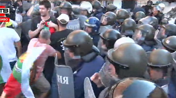Напрежението пред парламента не пада, всички скандират „Мутри, вън!“. Полицията пръска с газ наред /снимки/