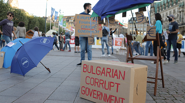 Българите в Хамбург с призив: Долу политическите чадъри /снимки и видео/