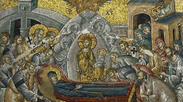 Православната църква празнува Голяма Богородица, благославя семейството