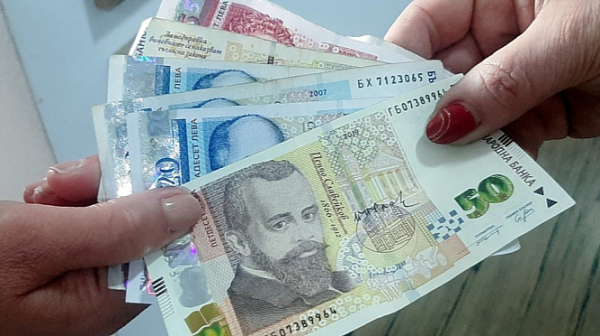 Близо 70 на сто от работодателите дават коледни бонуси на работниците и служителите си