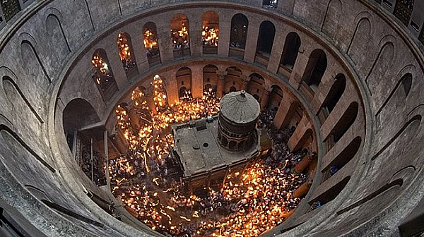 Пътят на светлината: Как Благодатният огън ще стигне от Йерусалим до гръцките острови