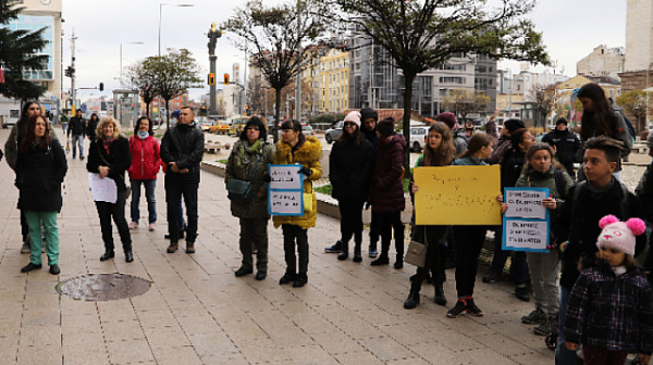 Родители протестират в София с искане за присъствено обучение на големите ученици