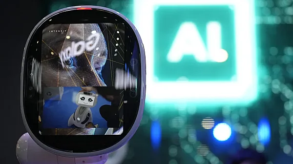 Хиляди писатели протестират срещу кражбите на AI с „празна книга“