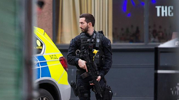 Мъж е застрелян от полицията в Лондон, атакувал хора с нож