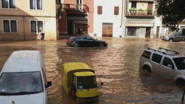 Потоп в Северна Италия евакуира десетки