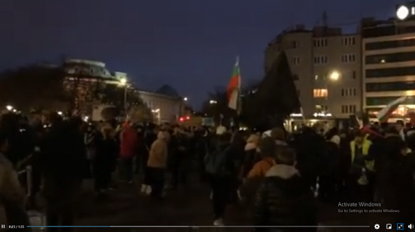 Ден 136! Протестиращи пред НС зоват: Борисов, долу! Стигна се до сблъсъци