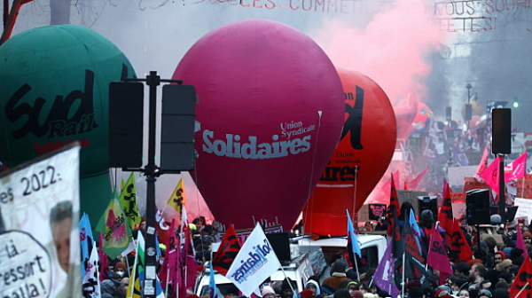 Милиони французи протестираха срещу увеличаването на пенсионната възраст