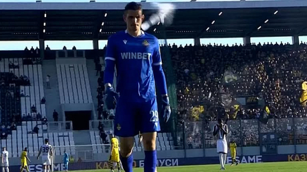 Прекратиха дербито на Пловдив, удариха с бутилка вратаря на