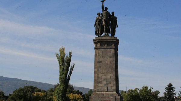 Арест на трима тийнейджъри заради надпис върху Паметника на съветската армия