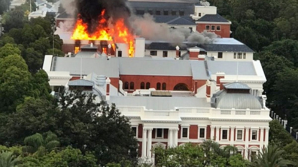 Пожар в парламента в Южна Африка