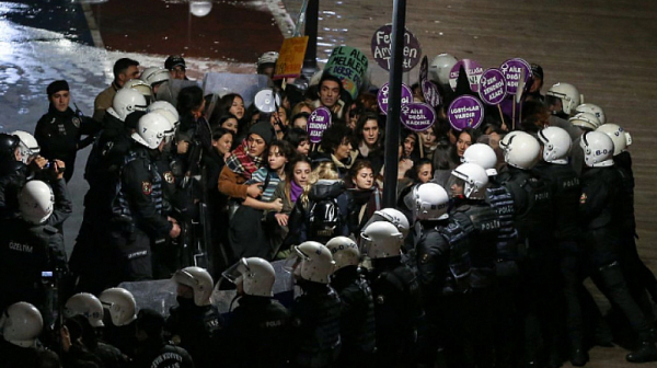Над 150 жени са арестувани в Истанбул по време на протест срещу насилието