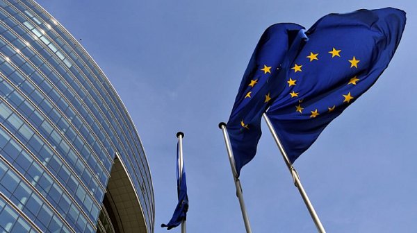 В защита на критичните технологии: ЕС затяга правилата за външни инвестиции