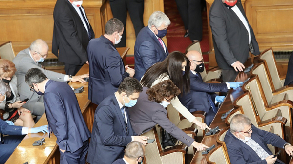 РЗИ-София пита кои депутати са били без маски в залата днес