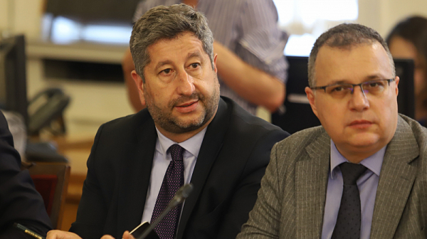 Външната комисия в НС прие предложения от Христо Иванов проект за РСМ