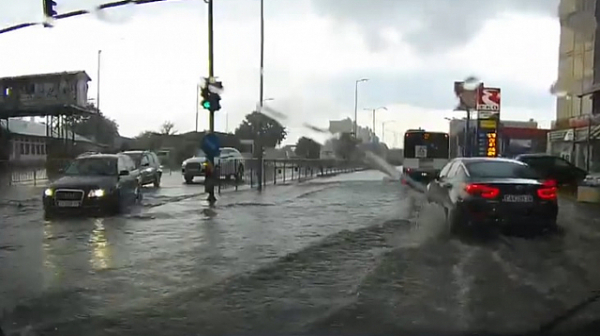 Дъждът отново наводни улиците във Варна