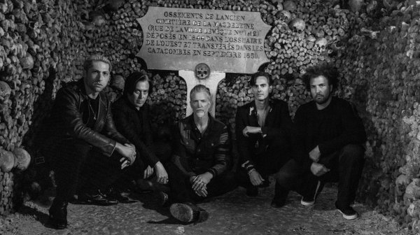 Queens of the Stone Age пуснаха за свободно гледане концерта си от парижките катакомби