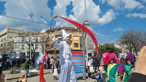 „Цветна феерия“ в Бургас: Парад на багрите и „театър на огъня“ за празника