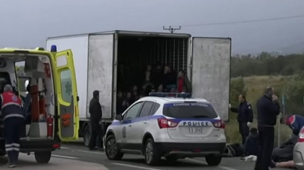 Гръцката полиция залови мигранти в български хладилен камион