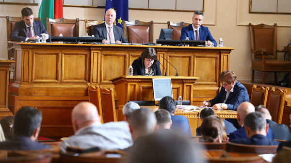 Министър Велкова: По-висока минимална заплата значи по-голям дефицит в хазната