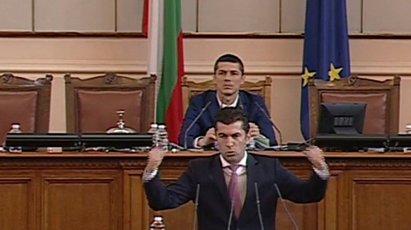 Кирил Петков вдигна два юмрука в парламента