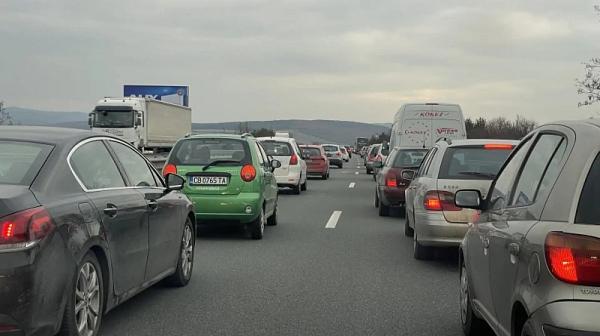 Огромно задръстване на магистрала „Хемус”