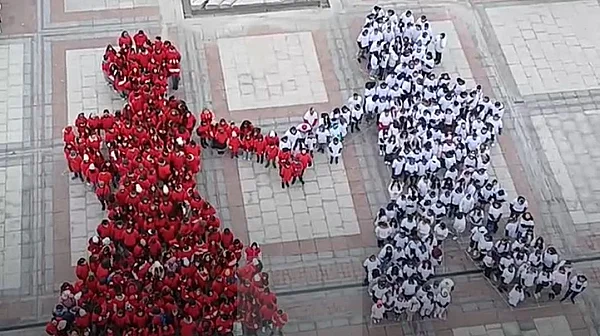 Видин атакува „Гинес“: 50-километрова мартеница превзема площада