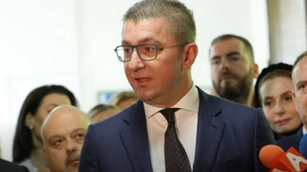 Мицкоски пак ни нападна: В Албания македонците са по-добре от България