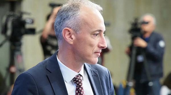 Министър Вълчев мисли за забрана на социалните мрежи за деца до 15 г.
