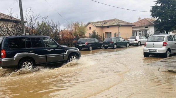 Напрежение в Гелеменово: Местни спряха укрепването на дигата след наводнението