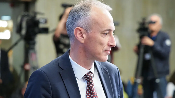 МОН започва активна подготовка за промяна на учебните планове, обяви просветният министър