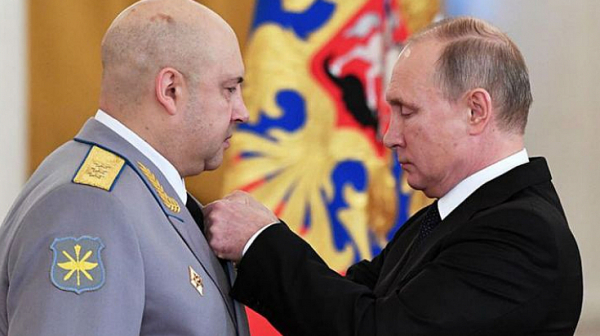”Нюзуик”: Путин арестува генерал Суровикин по подозрение, че е бил зад Пригожин. Прави чистка сред военните