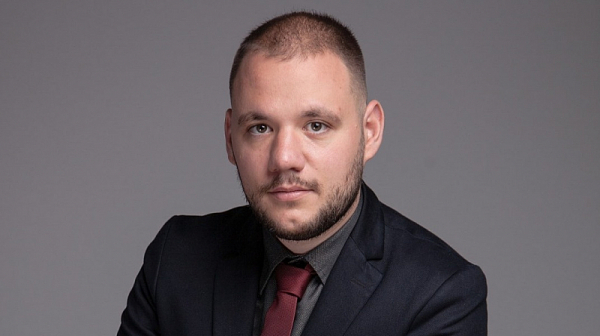 Калоян Константинов: ГЕРБ искат да подхлъзнат ПП-ДБ, за да лапне Борисов лъвското парче от пая
