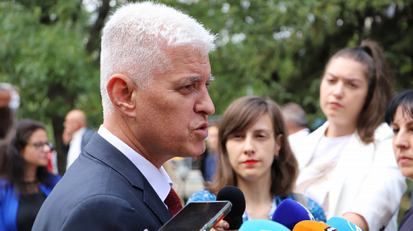 Военният министър: Към момента украинска техника не се ремонтира у нас