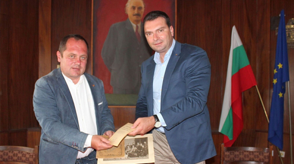 Калоян Паргов дари документи и лични вещи на Георги Димитров на музея в Ковачевци