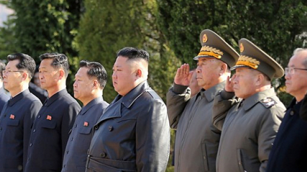 С пехотни мини по границата Северна Корея бори коронавируса