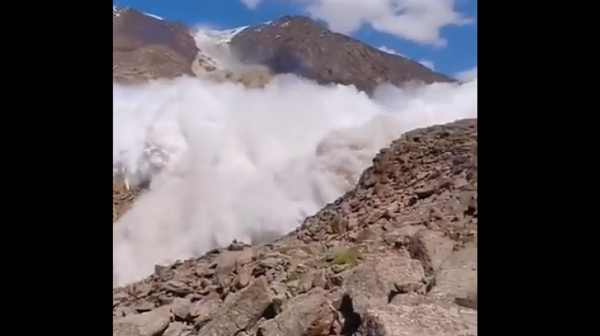 Туристи оцеляха по чудо след лавина в Киргизстан /видео/