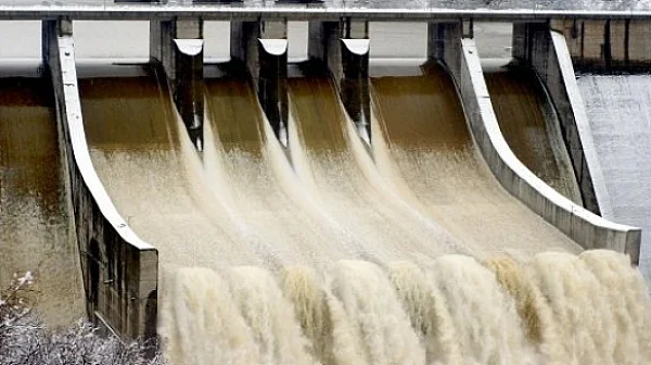 Три язовира преливат, още 13 са 100% пълни